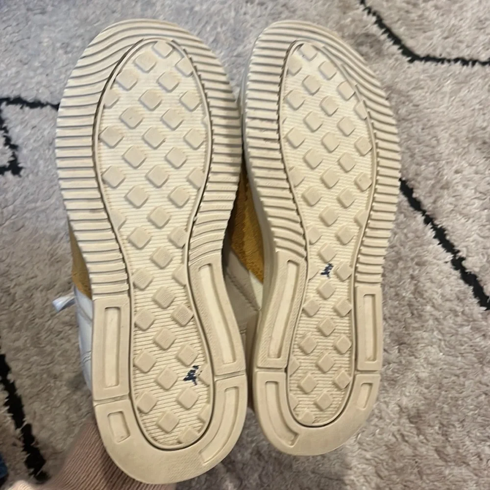 everlane sneakers White and Gold Sneakers 7 - Picture 3 of 5